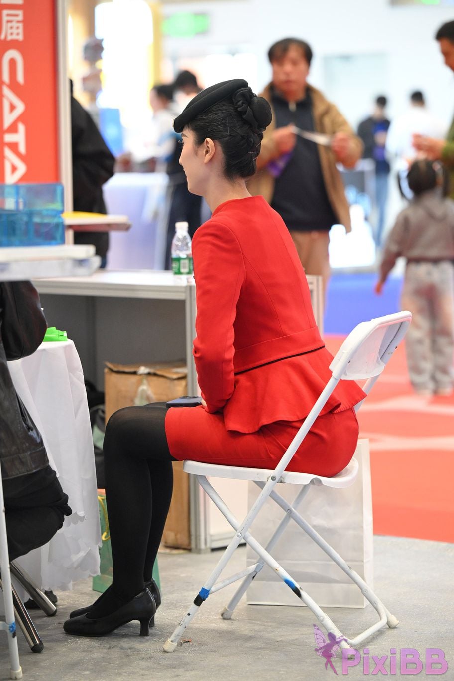 Featured Street Photography Works No.5468 Chinese red slightly thick black stockings stewardess PixiBB.COM 038