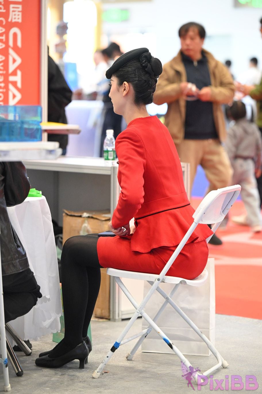 Featured Street Photography Works No.5468 Chinese red slightly thick black stockings stewardess PixiBB.COM 039