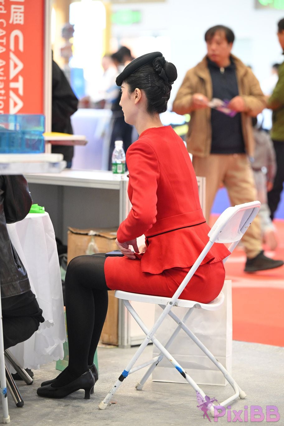 Featured Street Photography Works No.5468 Chinese red slightly thick black stockings stewardess PixiBB.COM 040