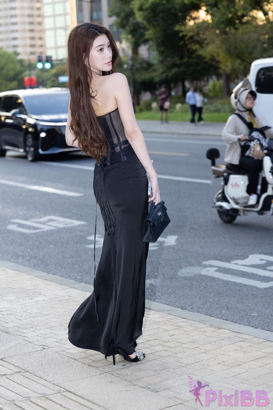 Featured Street Photography Works No.5470 black long skirt PixiBB.COM 067