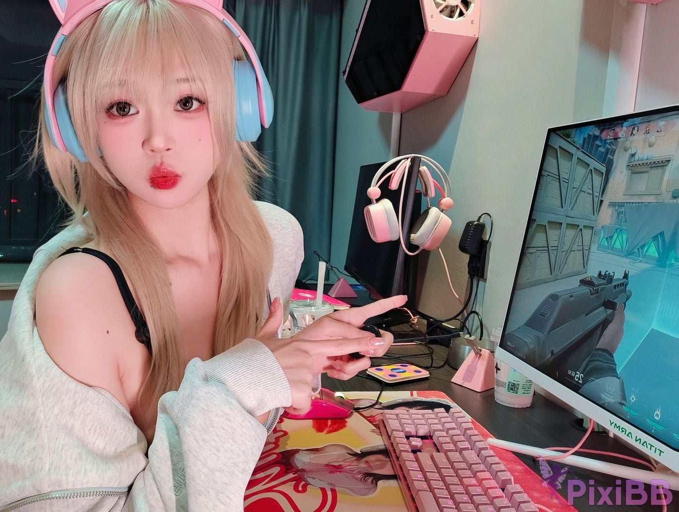 Cosplayer Mochi is delicious esports girlfriend PixiBB.COM 005