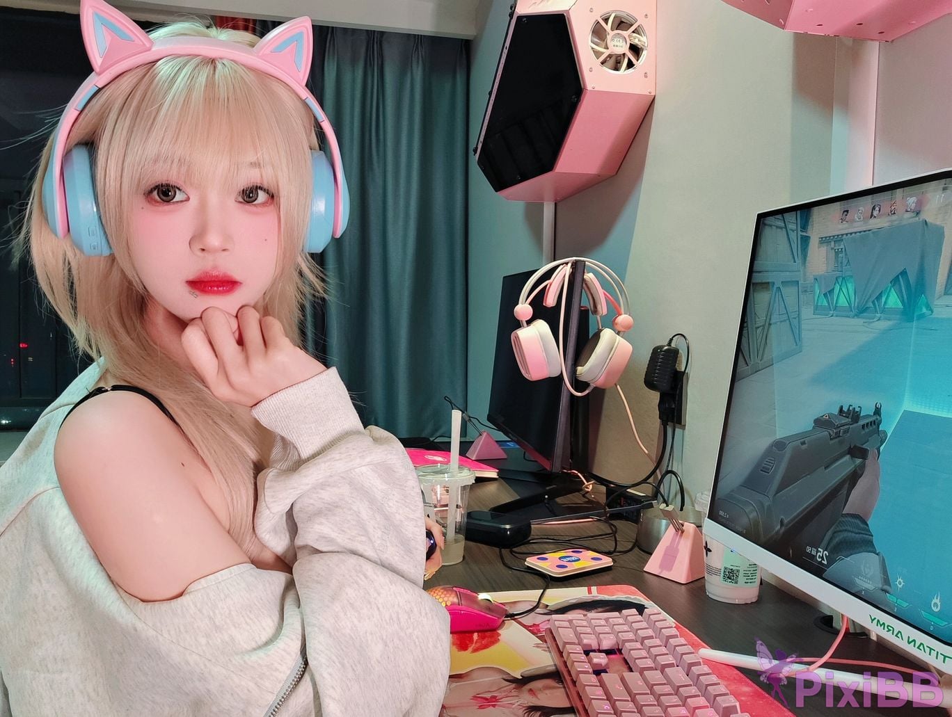 Cosplayer Mochi is delicious esports girlfriend PixiBB.COM 006