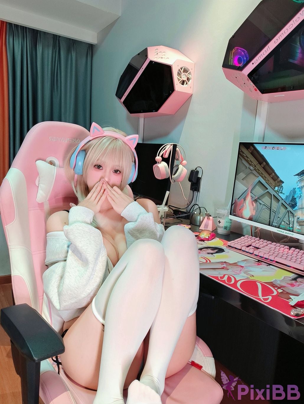Cosplayer Mochi is delicious esports girlfriend PixiBB.COM 042