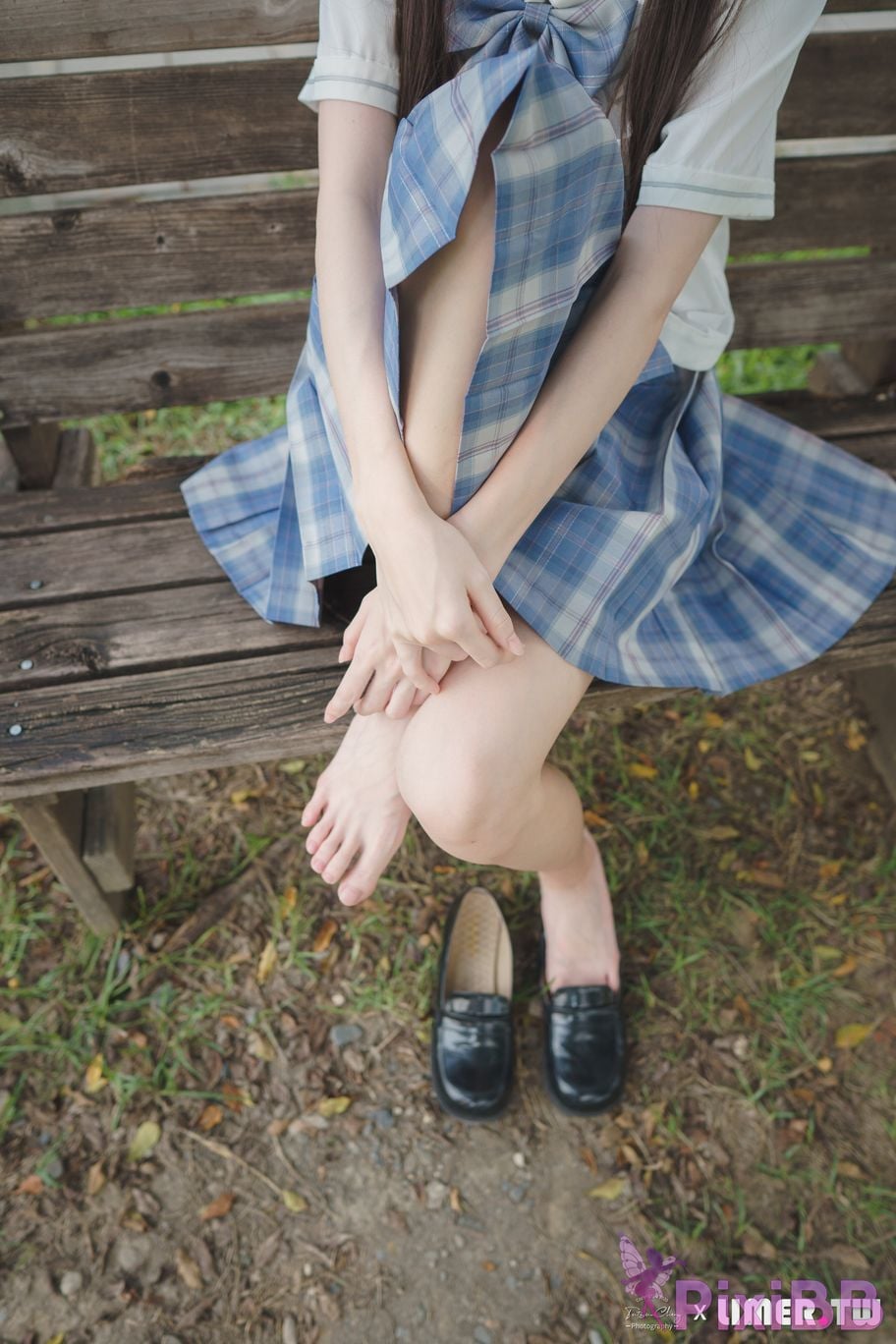 Limerence Original No.109 JK Girls bare feet in white cotton stockings Baiyu Park PixiBB.COM 061