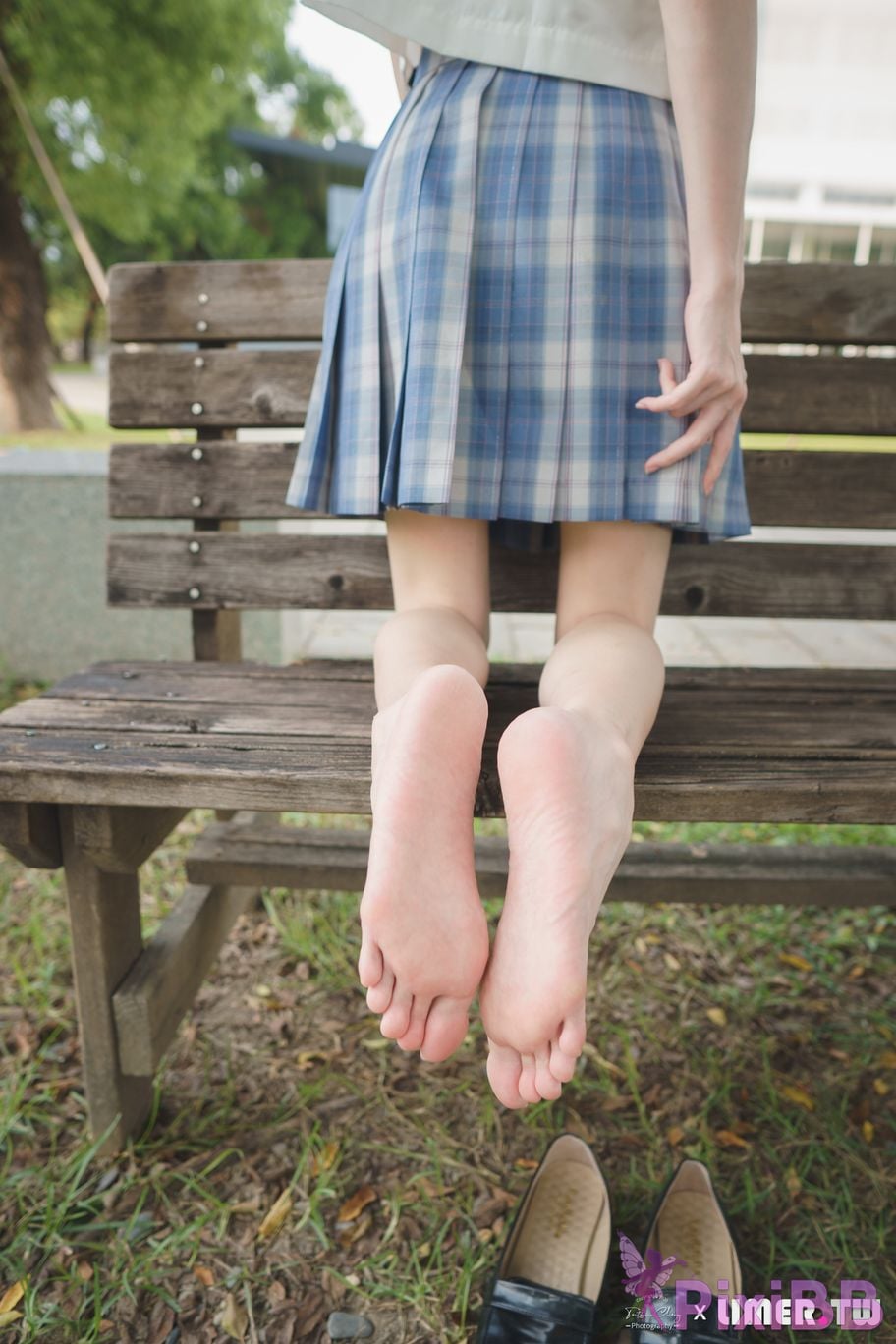 Limerence Original No.109 JK Girls bare feet in white cotton stockings Baiyu Park PixiBB.COM 091