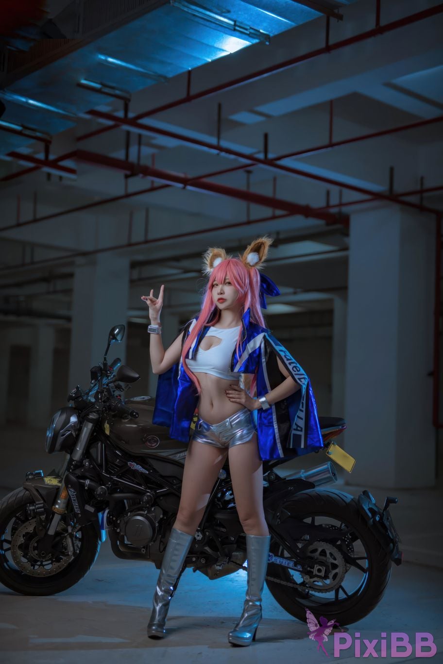 Cosplayer Second Assistant Nisa FGO Tamamoae Racing Suit PixiBB.COM 002