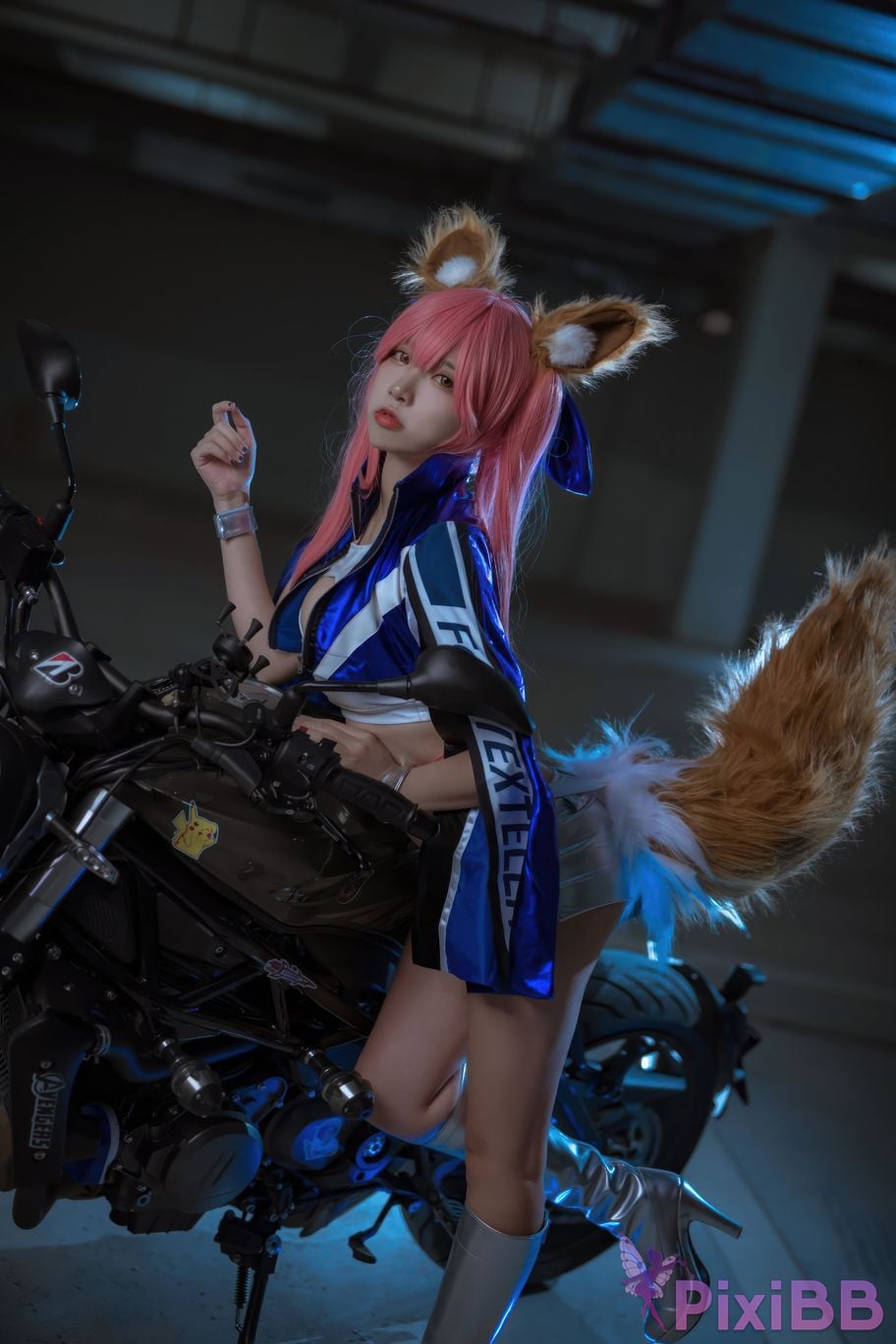 Cosplayer Second Assistant Nisa FGO Tamamoae Racing Suit PixiBB.COM 009