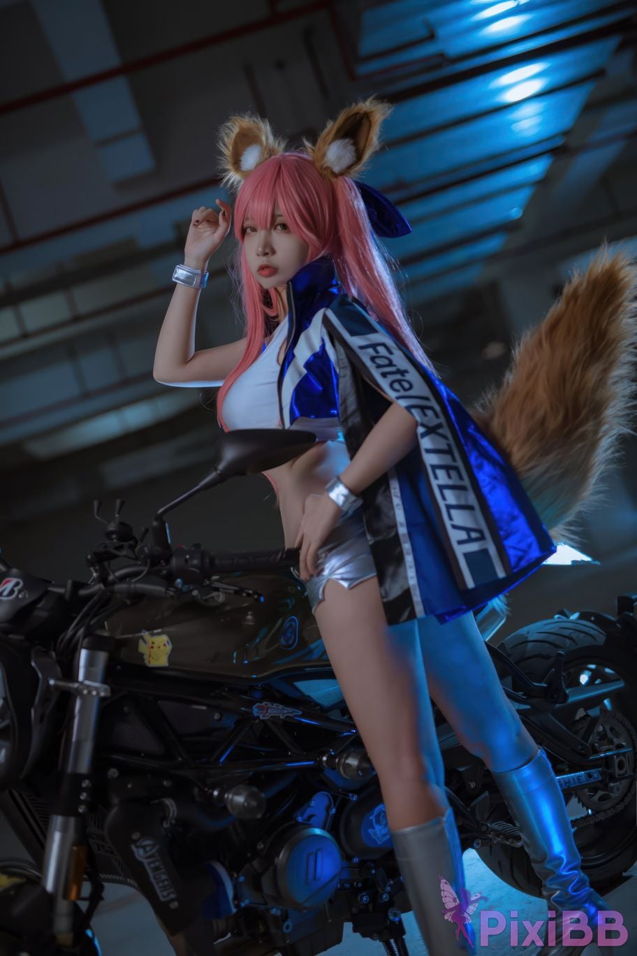 Cosplayer Second Assistant Nisa FGO Tamamoae Racing Suit PixiBB.COM 010