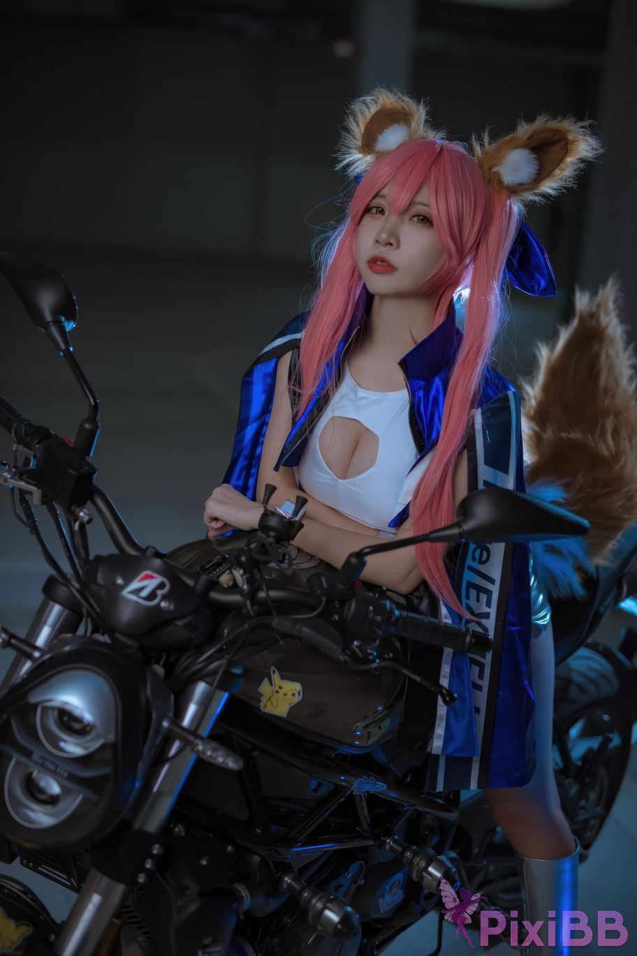 Cosplayer Second Assistant Nisa FGO Tamamoae Racing Suit PixiBB.COM 014