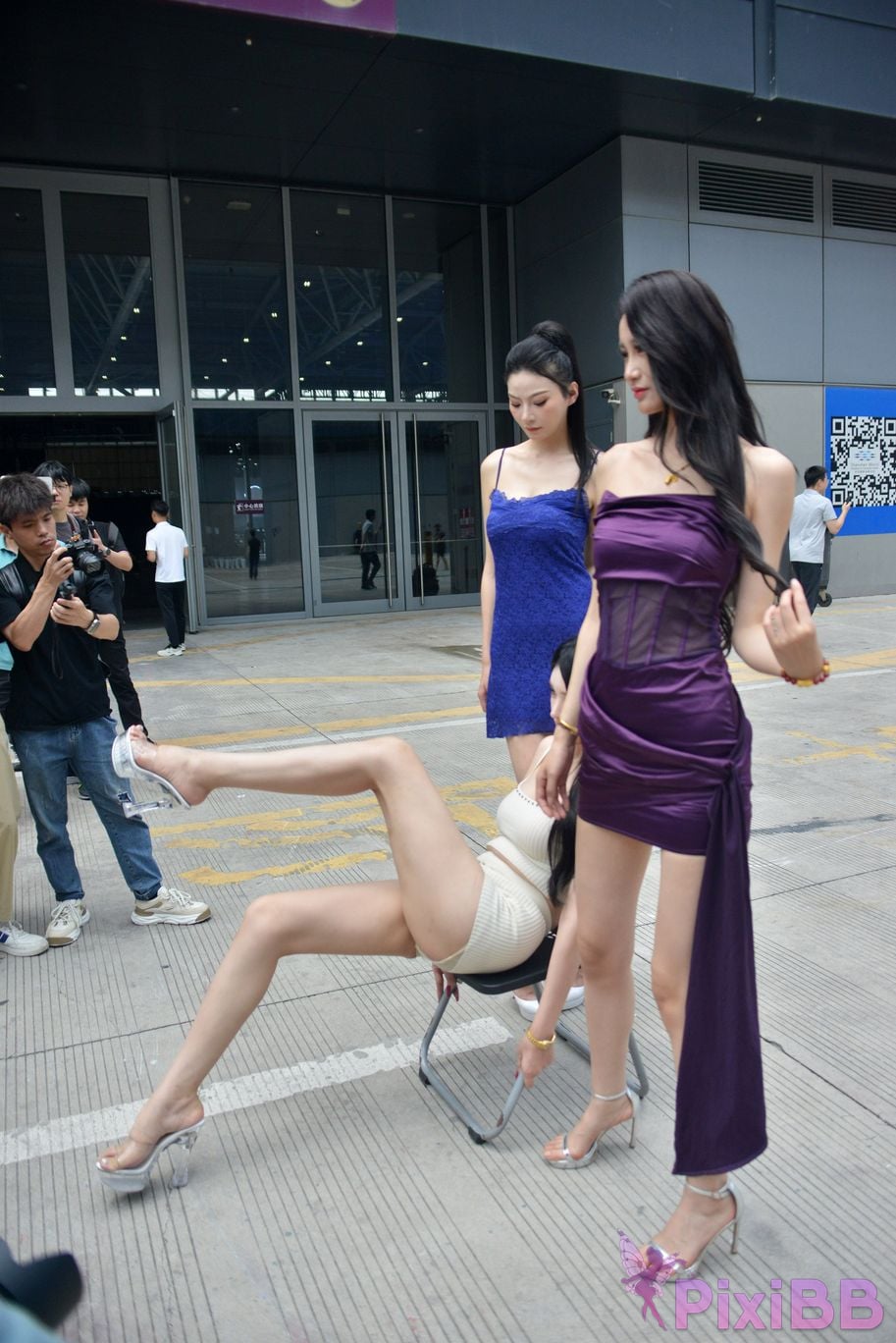 Featured Street Photography Works No.5471 three sisters PixiBB.COM 078