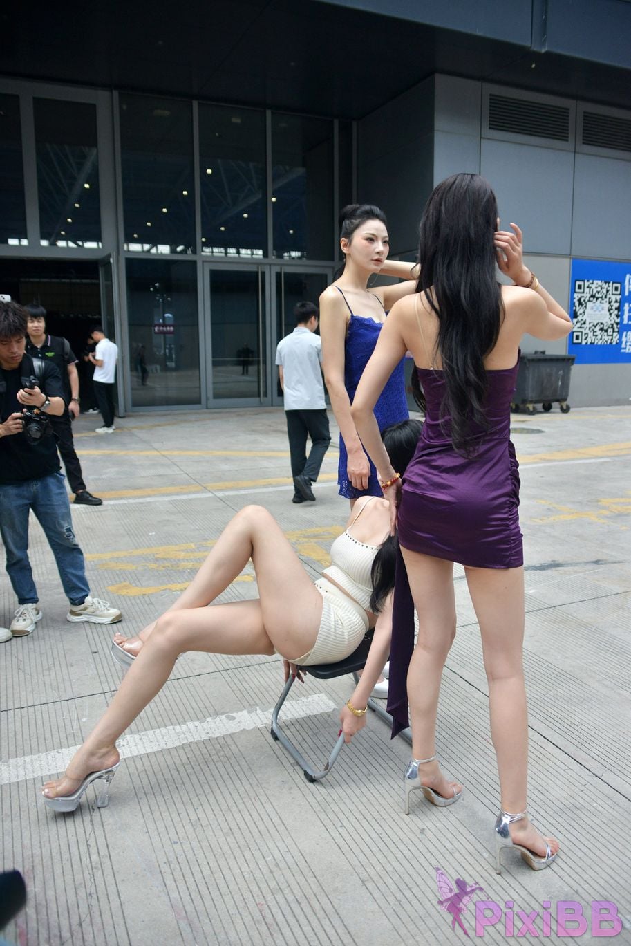 Featured Street Photography Works No.5471 three sisters PixiBB.COM 083
