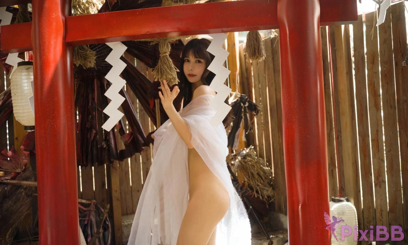 Cosplayer amazon catfish shrine maiden PixiBB.COM 083