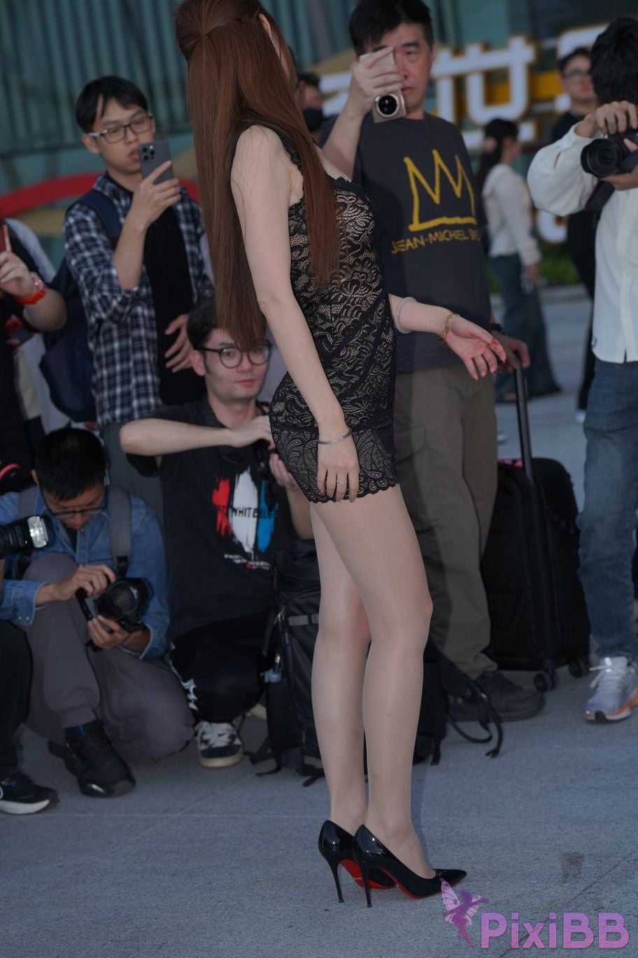 Featured Street Photography Works No.5492 Beautiful legs in black lace skirt and silk stockings PixiBB.COM 088