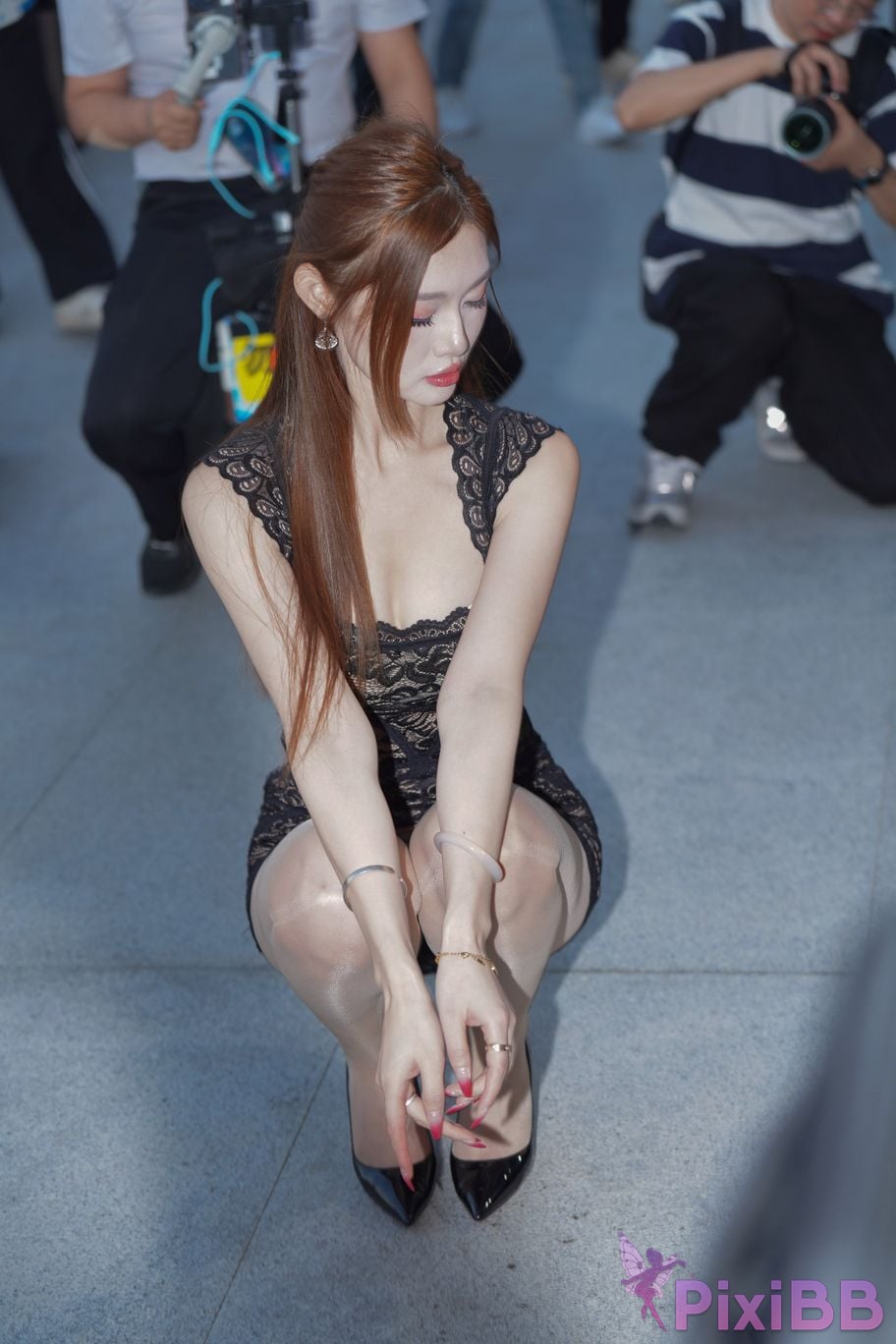 Featured Street Photography Works No.5492 Beautiful legs in black lace skirt and silk stockings PixiBB.COM 126