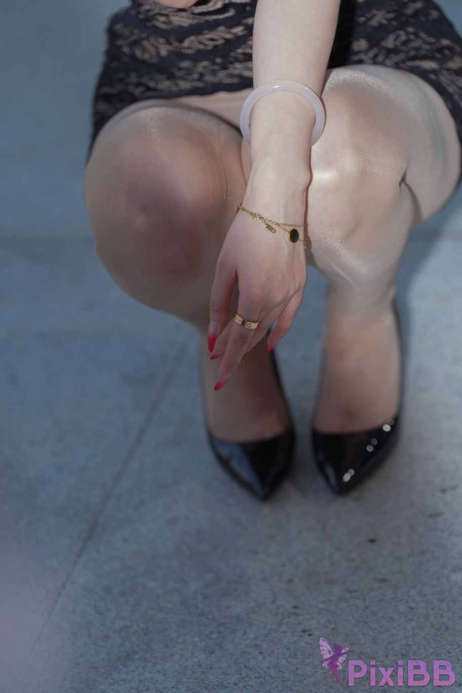 Featured Street Photography Works No.5492 Beautiful legs in black lace skirt and silk stockings PixiBB.COM 137