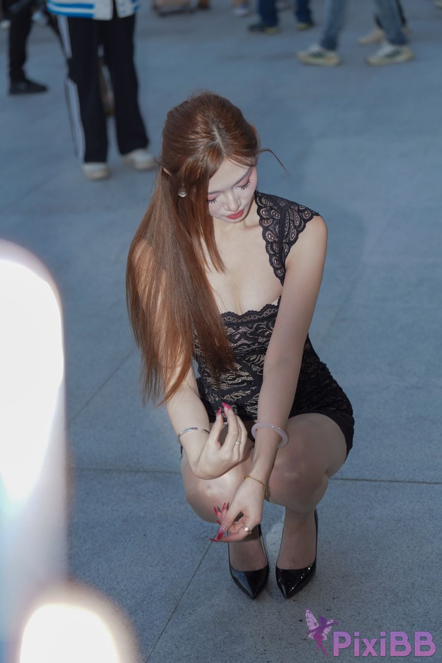 Featured Street Photography Works No.5492 Beautiful legs in black lace skirt and silk stockings PixiBB.COM 158