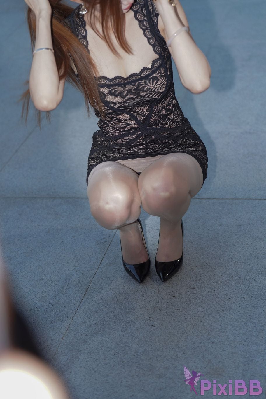 Featured Street Photography Works No.5492 Beautiful legs in black lace skirt and silk stockings PixiBB.COM 159