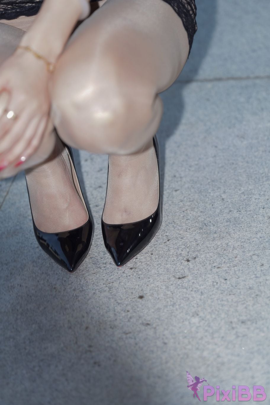 Featured Street Photography Works No.5492 Beautiful legs in black lace skirt and silk stockings PixiBB.COM 180